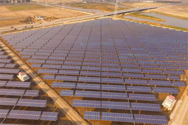 ウクライナ政府は2030年までに太陽光発電の設置容量を12.2GWにすることを目指す