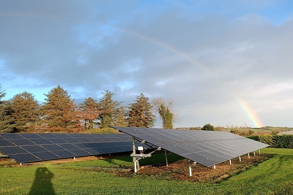 アイルランドの地上スクリュー架台システム